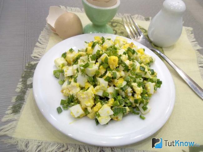 Готовый салат с яйцами, зеленым луком и сыром