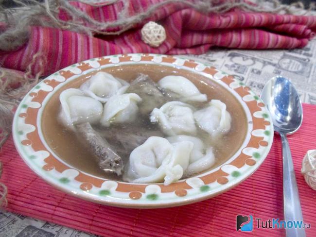 Готовый суп с уткой и пельменями