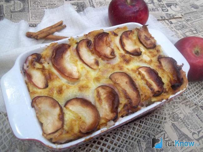 Готовый пирог насыпной с яблоками и корицей в сметаной заливке