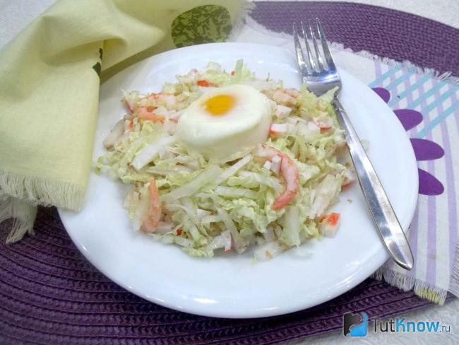 Готовый капустный салат с креветками, крабовыми палочками и яйцом-пашот