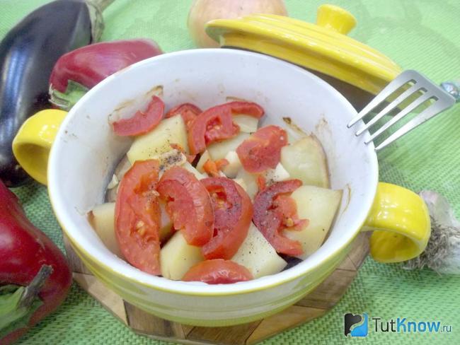 Готовые диетические горшочки с бараниной, баклажанами, картофелем и помидорами