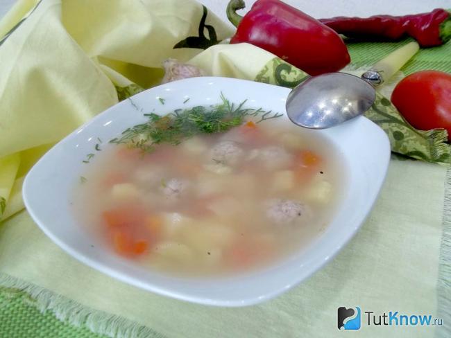 Готовый картофельный суп с фрикадельками и кабачками