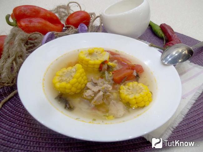 Готовый куриный суп с кукурузой, помидорами и яйцами