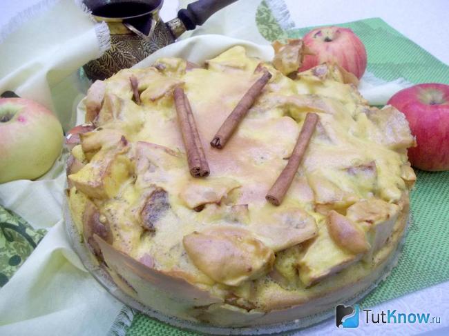Шарлотка с яблоками отправлена в духовку