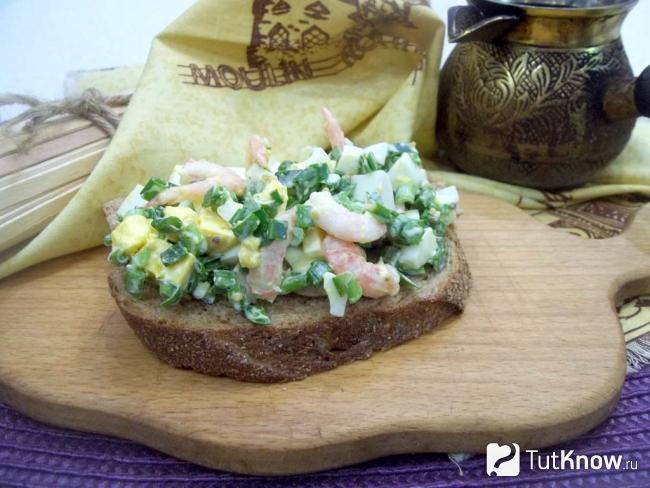 Готовая брускетта с креветками, яйцами и зеленым луком