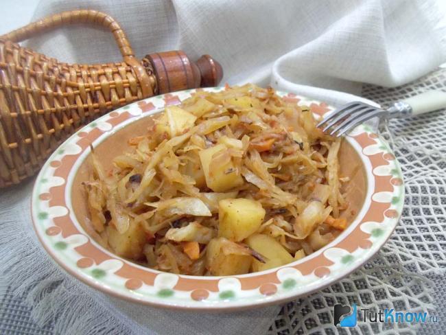 Готовая капуста тушеная с картофелем и томатным соком