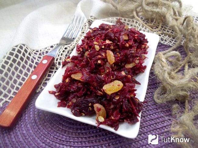 Готовый салат со свеклой, овсянкой и изюмом