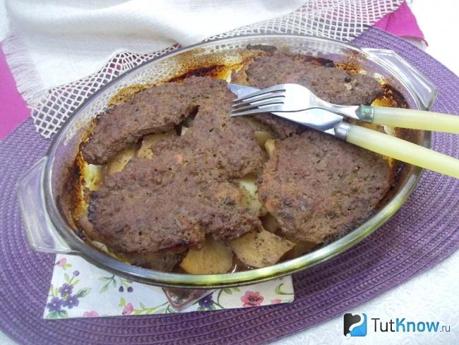 Готовая телятина с картофелем под сливовым соусом в духовке