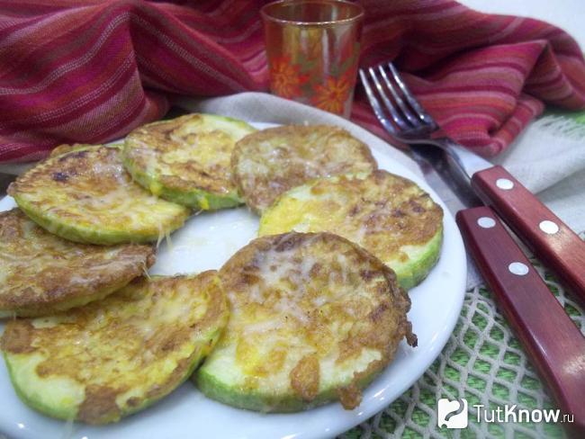Готовые кабачки в яичном кляре с сыром