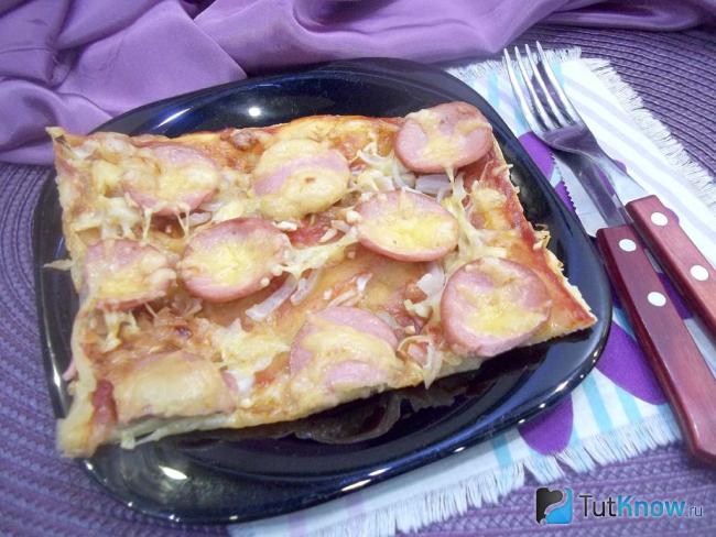 Готовая пицца из слоеного теста с маринованным луком