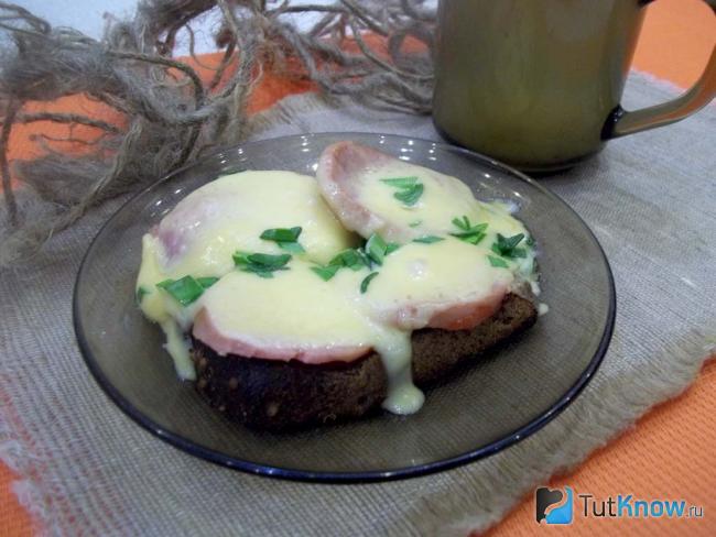 Готовый тост-пицца с сыром и колбасой