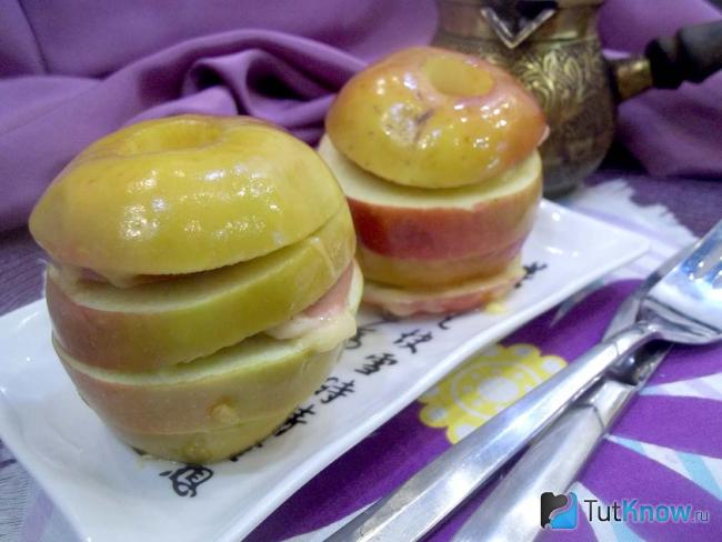 Готовые печеные яблоки с сыром и колбасой