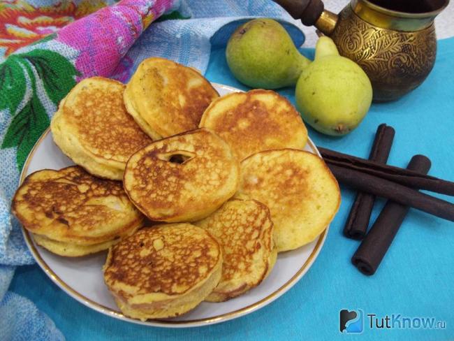 Готовые грушевые оладьи с манкой, корицей и взбитыми белками