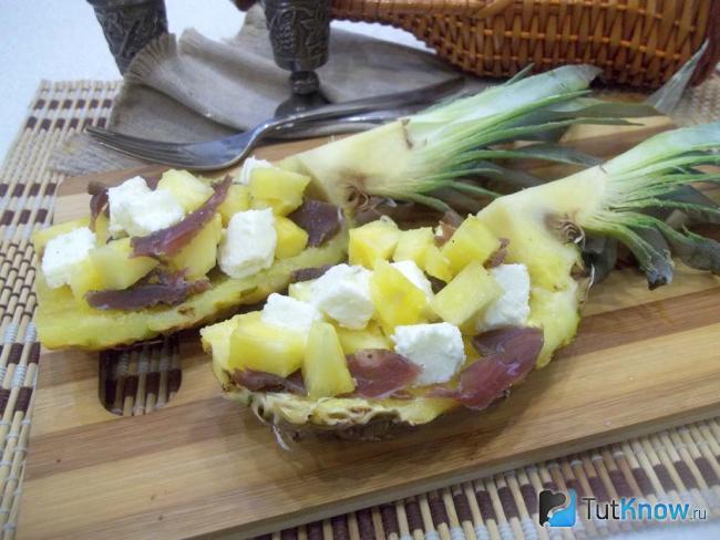 Готовый салат в кожуре ананаса с сыром и балыком