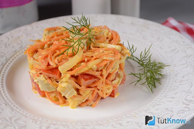 Простой салат с куриным филе и корейской морковкой