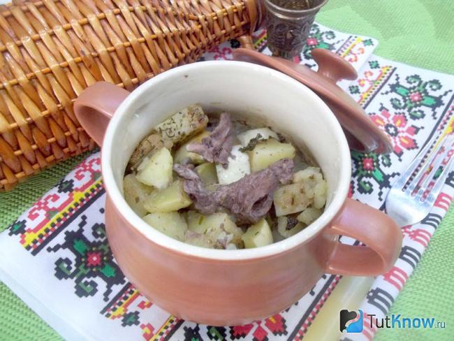 Готовое жаркое в горшочках с куриными сердечками