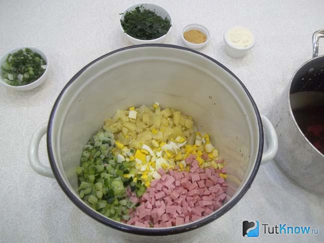 Огурцы нарезаны кубиками