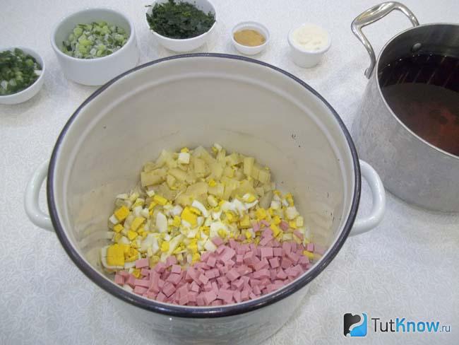 Колбаса нарезана кубиками