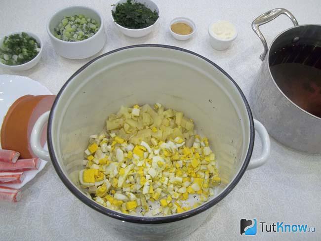 Яйца отварены, очищены и нарезаны кубиками