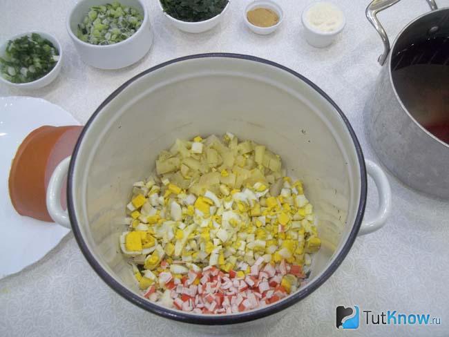 Крабовые палочки нарезаны