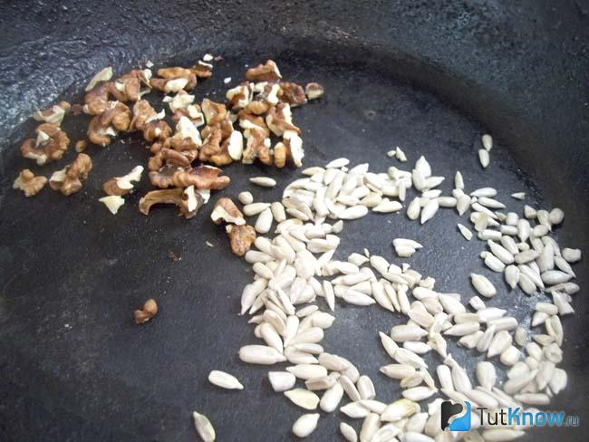 На сковороде обжарены грецкие орехи с семечками