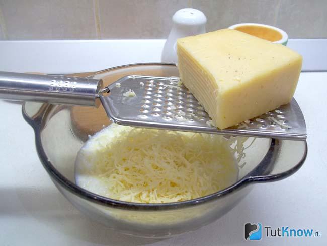 К продуктам добавлен натертый сыр