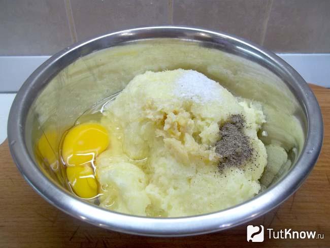 К продуктам добавлен выдавленный чеснок, яйцо и специи