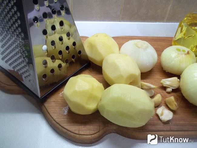 Репчатый лук, картофель и чеснок вымыты