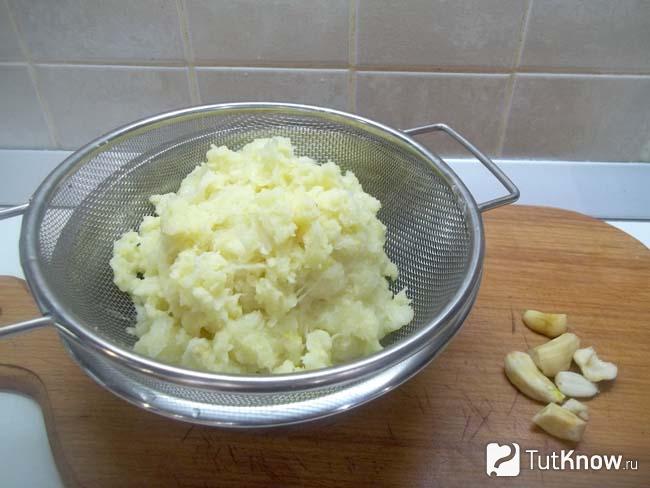 Репчатый лук и картофель натерты на мелкой терке