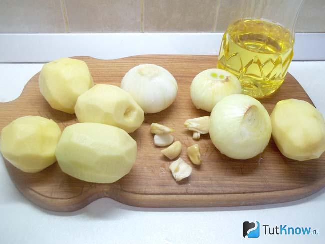 Репчатый лук, картофель и чеснок очищены