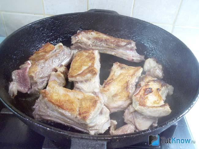 мясо жарится в сковороде