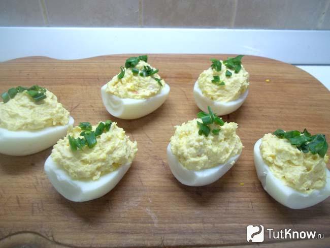Готовые яйца, фаршированные креветками, крабовыми палочками и сыром