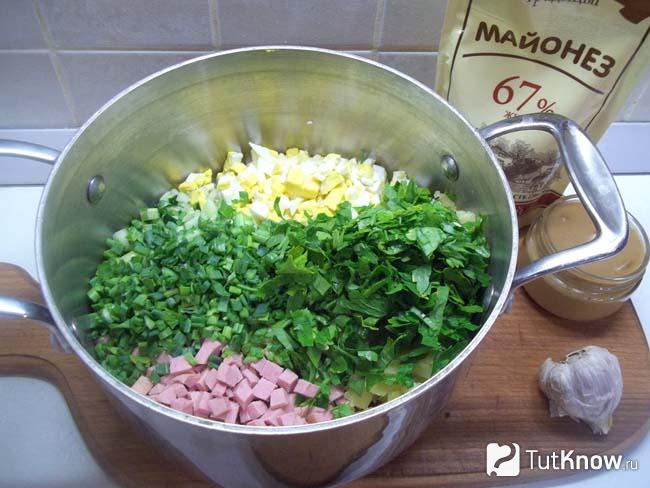 Продукты сложены в кастрюлю