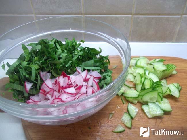 Огурцы нарезаны четверть кольцами
