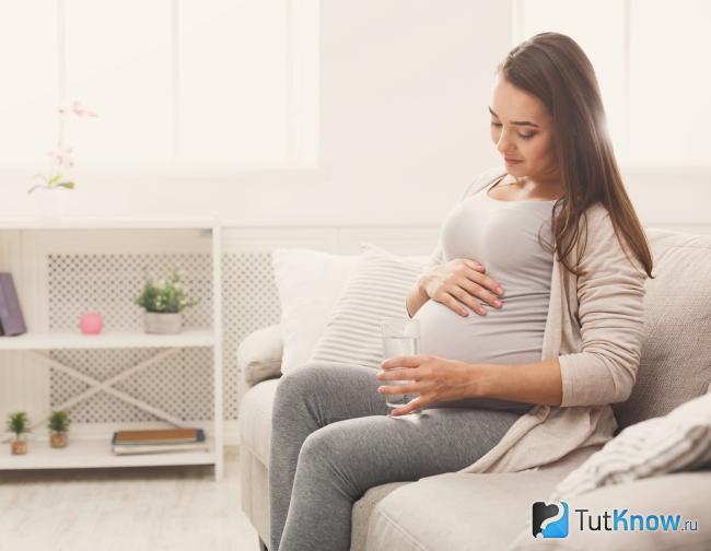 Беременная женщина на диване