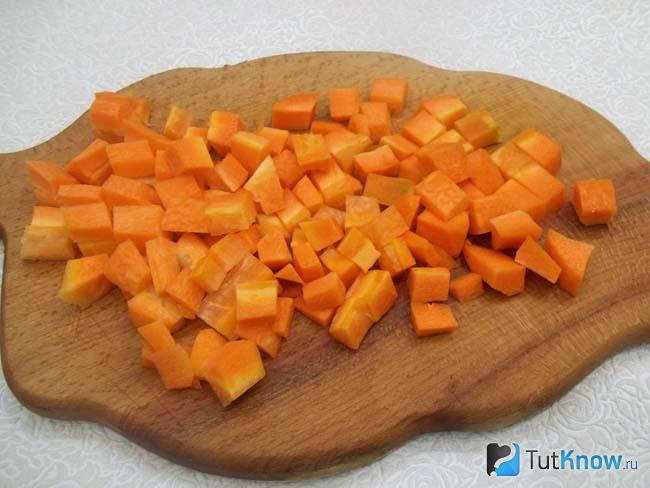 Морковь нарезана кубиками