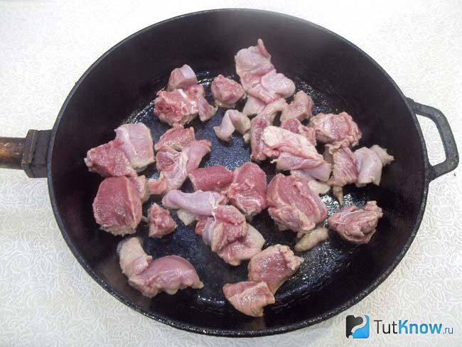 Мясо жарится в сковороде