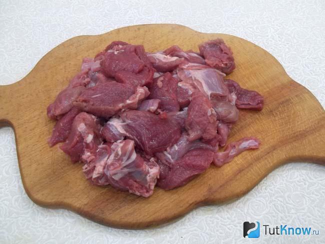 Мясо нарезано кусочками
