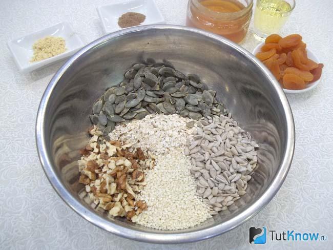 Соединены семечки, орехи и кунжут