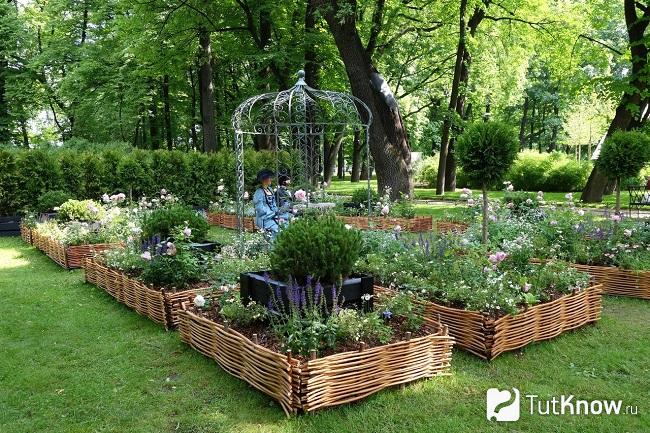 Огородная зона в саду в стиле кантри
