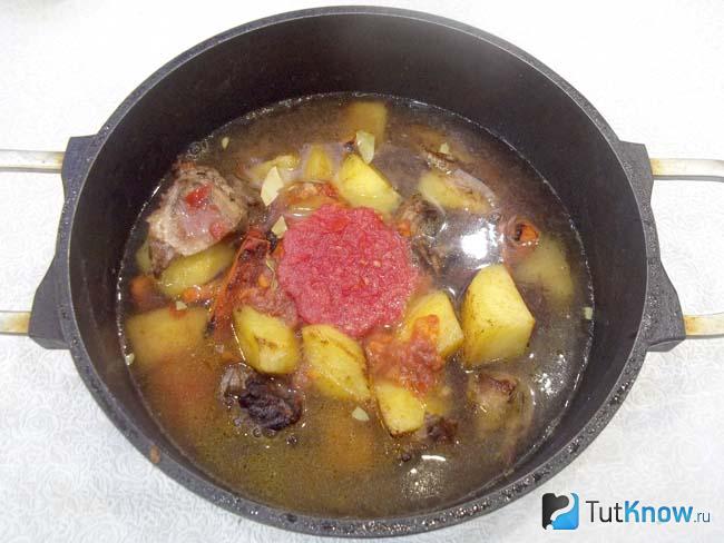 К продуктам добавлена питьевая вода и суп варится на плите