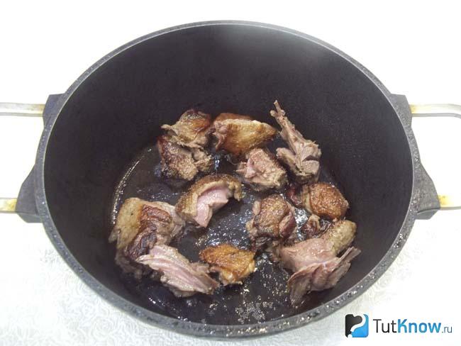 Мясо жарится в сковороде