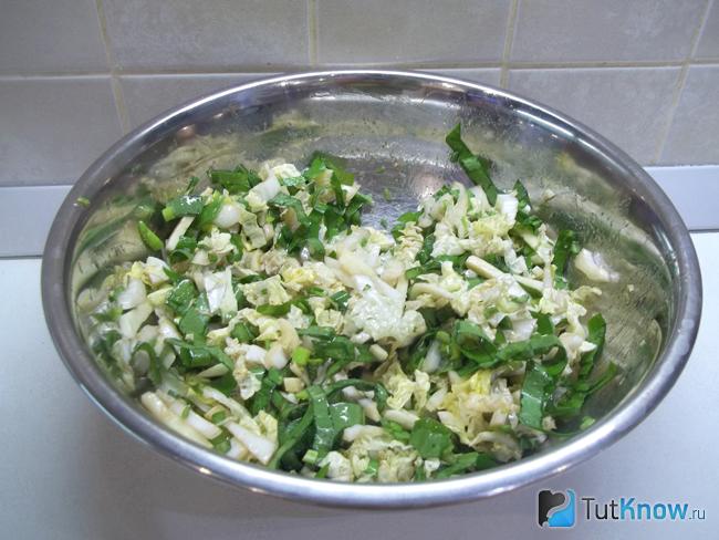 Продукты заправлены маслом и перемешаны