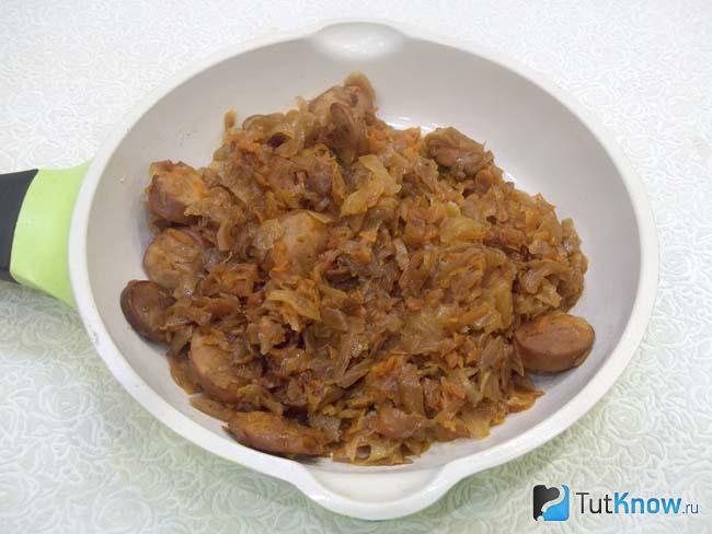 Готовая тушеная капуста с морковью и сосисками