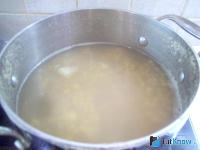 Картофель и чечевица залиты водой