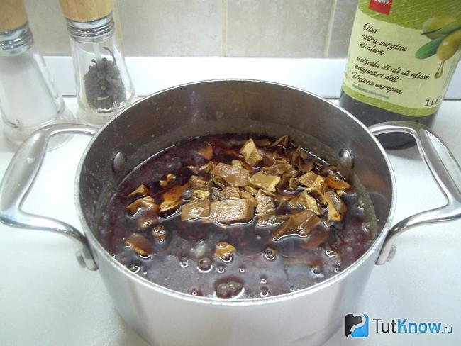Продукты приправлены солью и перцем
