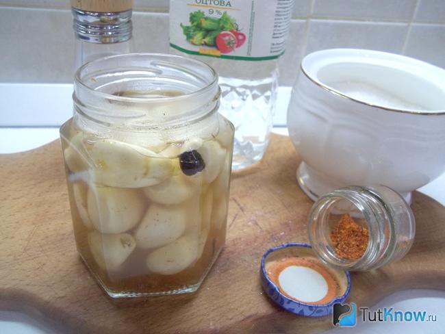 Чеснок залит рассолом