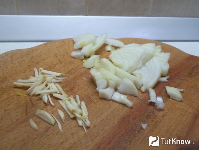 Репчатый лук и чеснок нарезаны