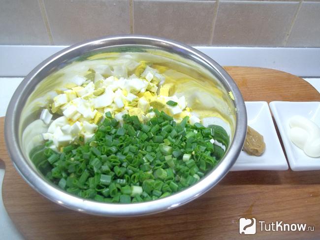 Зеленый лук соединен с яйцами