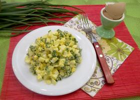 Салат из яиц и зеленого лука в пикантном соусе